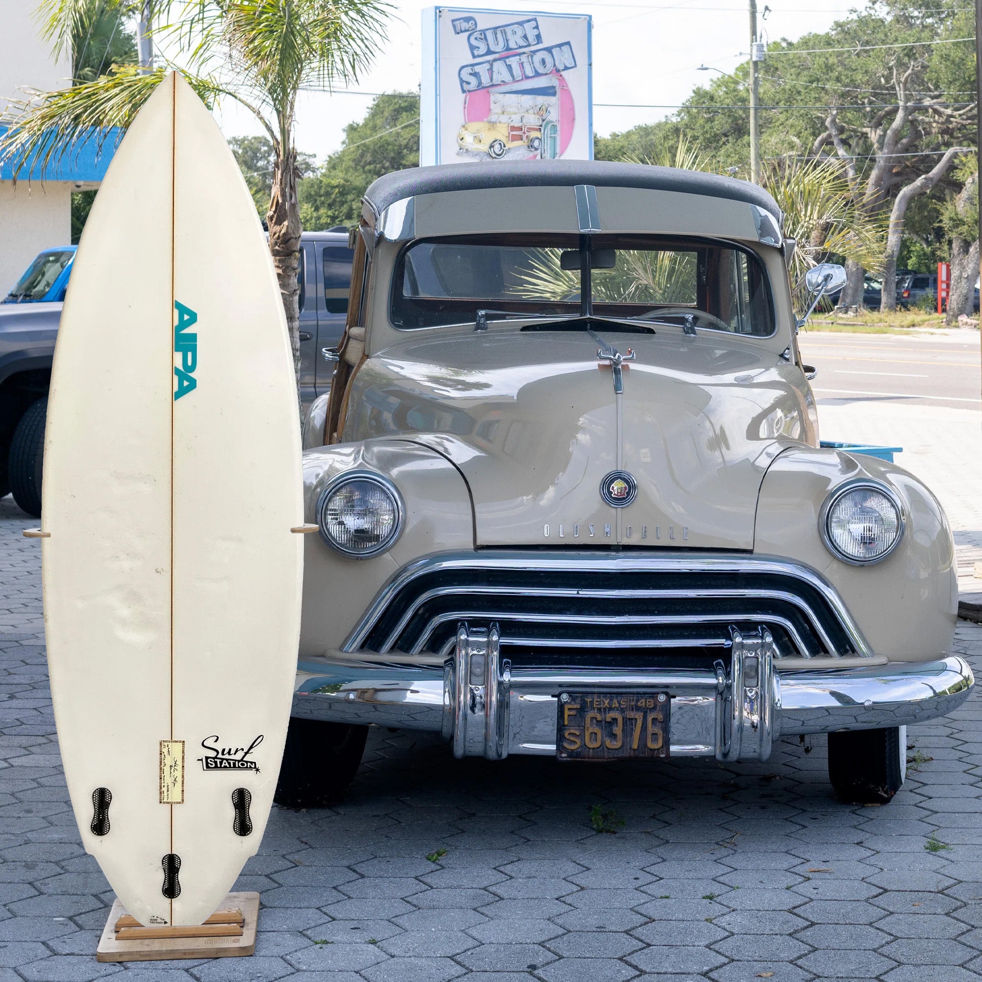 Aipa Twin+1 PU/Poly 5'6 Used Surfboard - FCS II