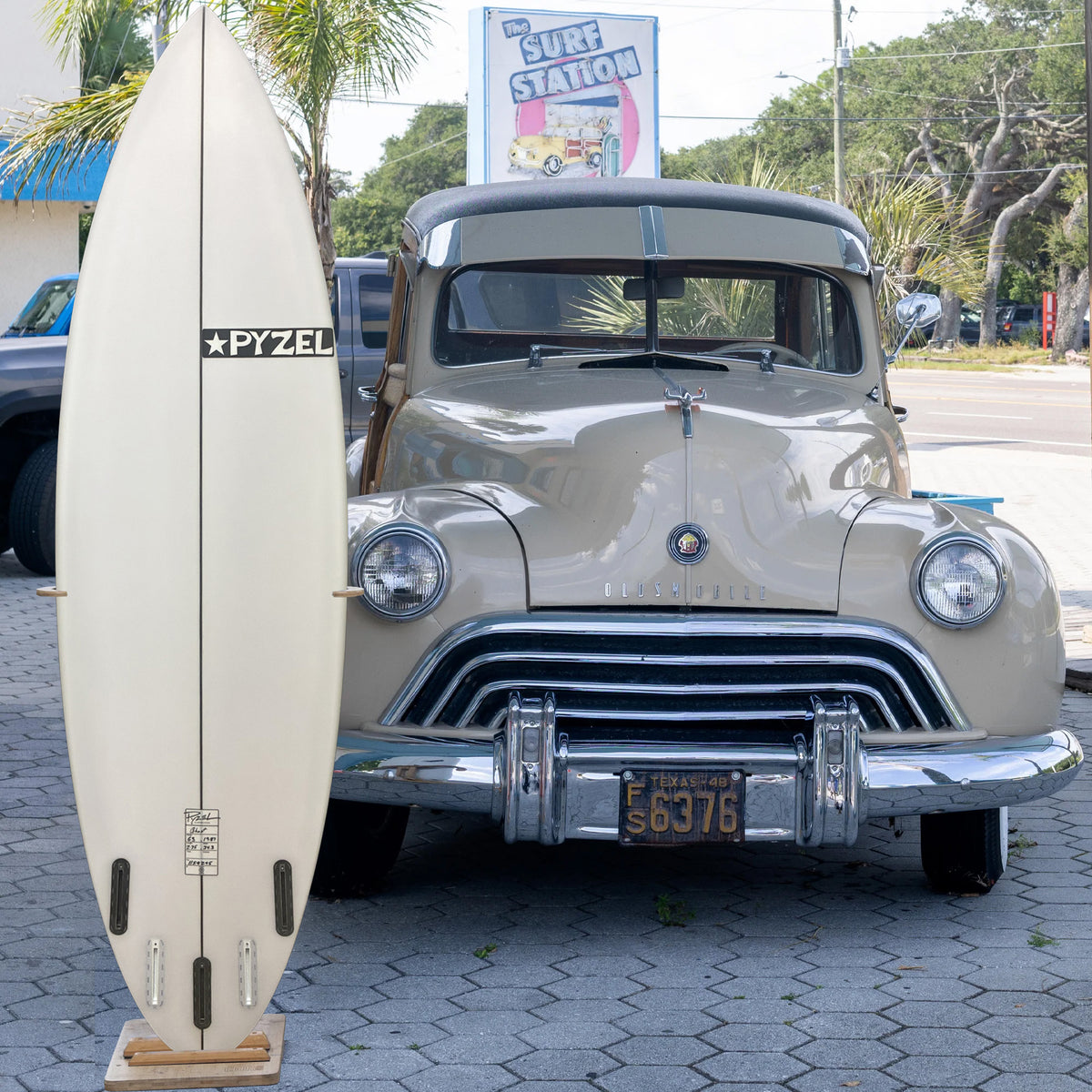 Pyzel Ghost PU/Poly 6'3 Surfboard - Futures