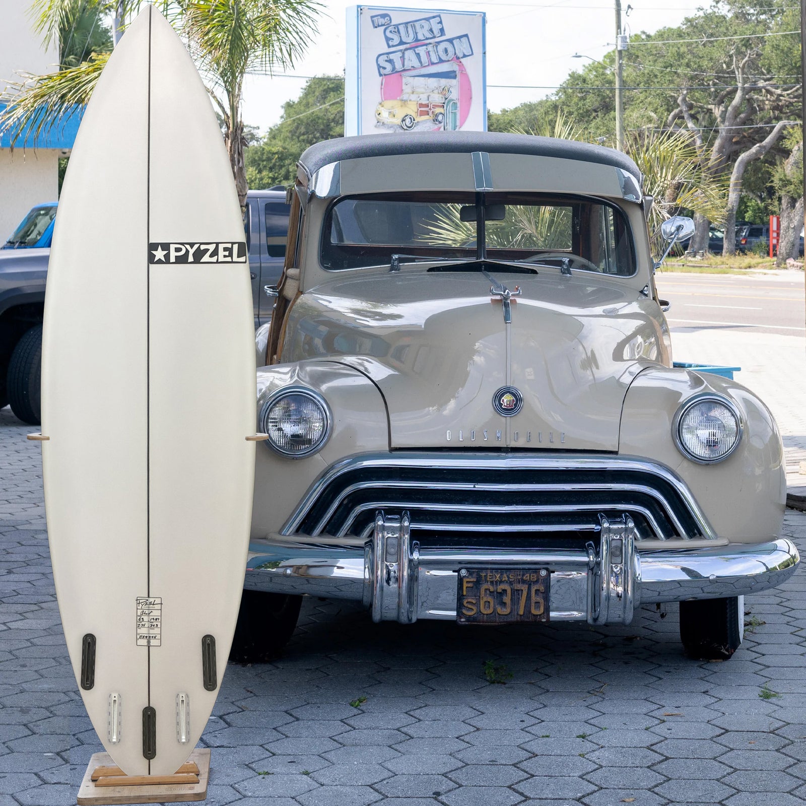 Pyzel Ghost PU/Poly 6'3 Surfboard - Futures